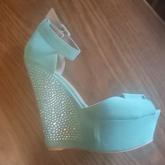 Nwt Platform heels - Picture 4 of 4